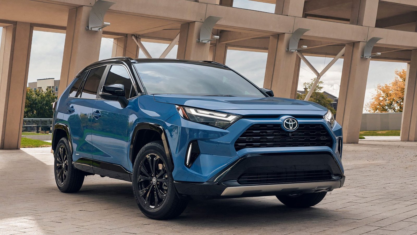 2025toyotarav4hybridfrontthreequarters