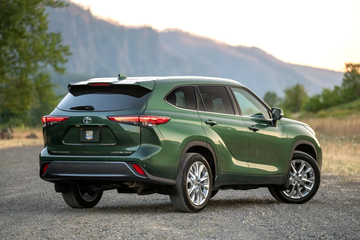 https-cars-dms-usnews-com-static-uploads-images-auto-custom-15134-original-2023-toyota-highlander-angular-rear-1