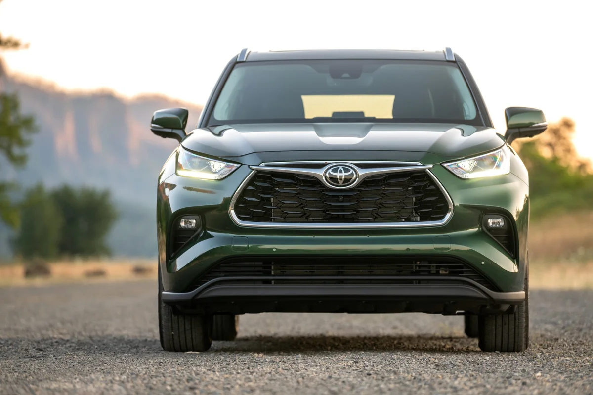 https-cars-dms-usnews-com-static-uploads-images-auto-custom-15134-original-2023-toyota-highlander-front-view-1