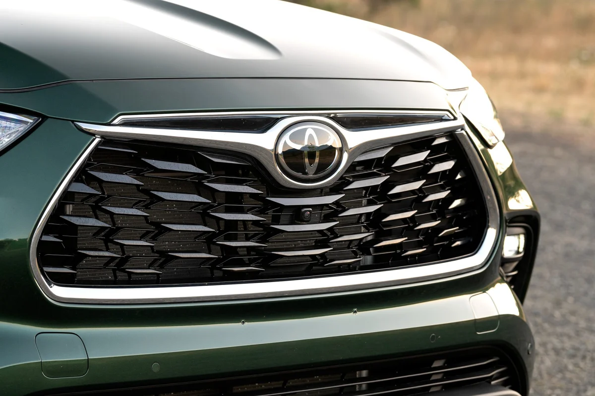 https-cars-dms-usnews-com-static-uploads-images-auto-custom-15134-original-2023-toyota-highlander-grille-1