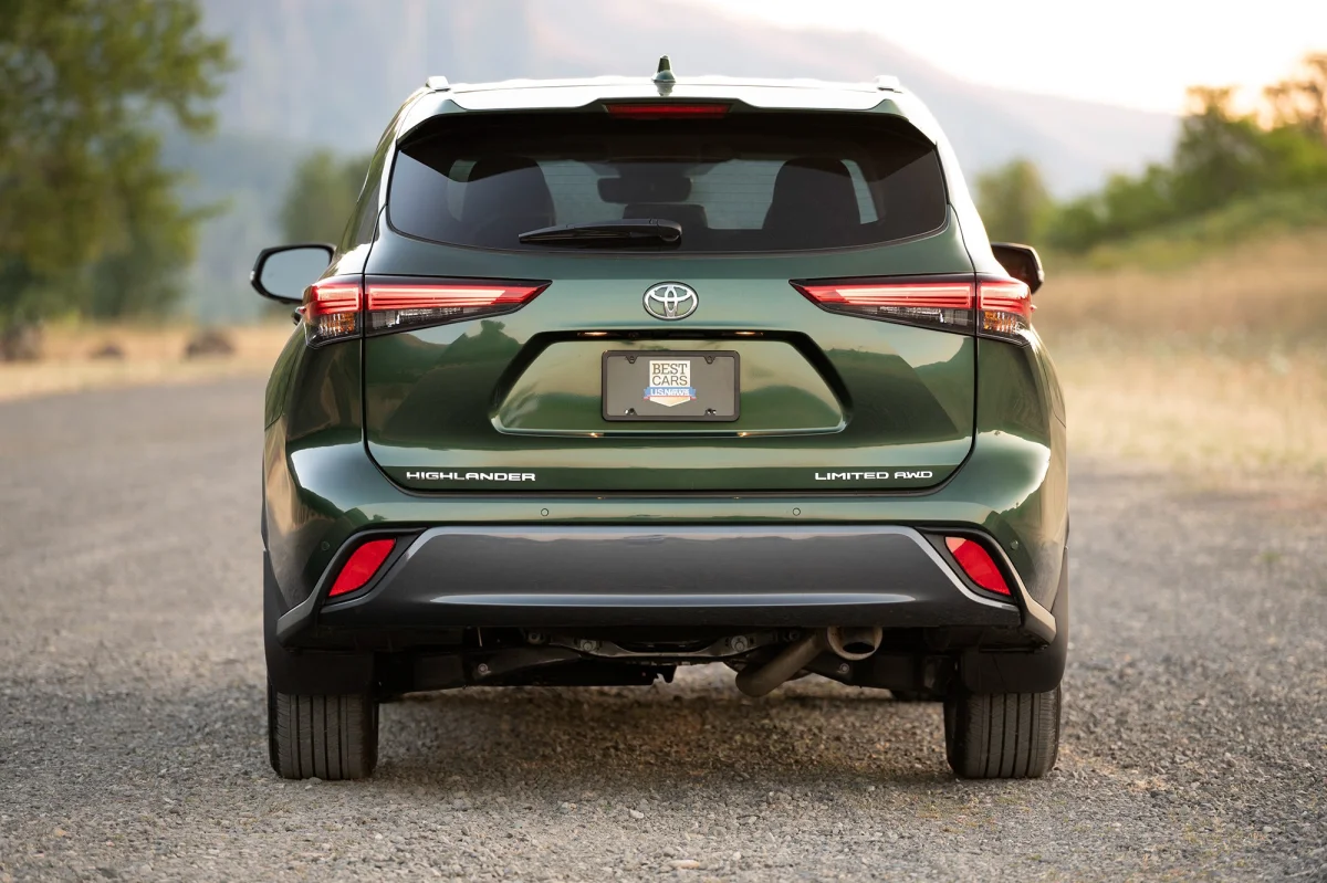https-cars-dms-usnews-com-static-uploads-images-auto-custom-15134-original-2023-toyota-highlander-rear-view-1