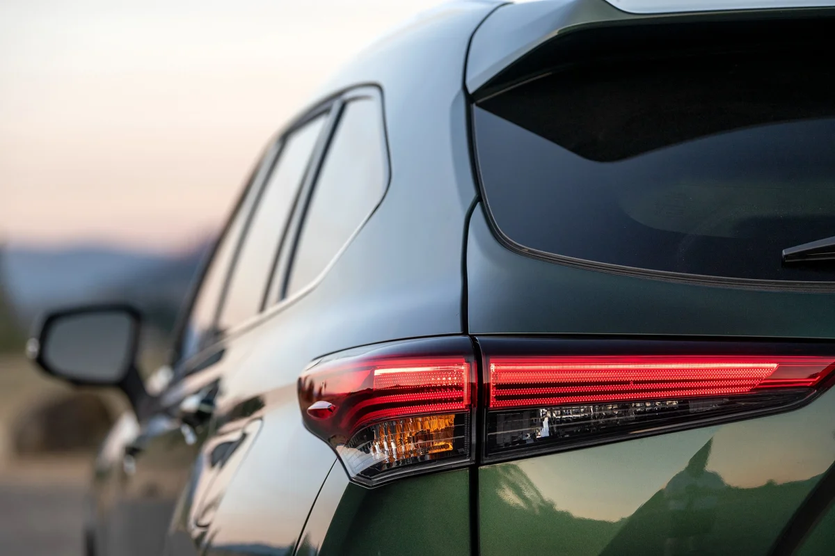 https-cars-dms-usnews-com-static-uploads-images-auto-custom-15134-original-2023-toyota-highlander-tail-light-1