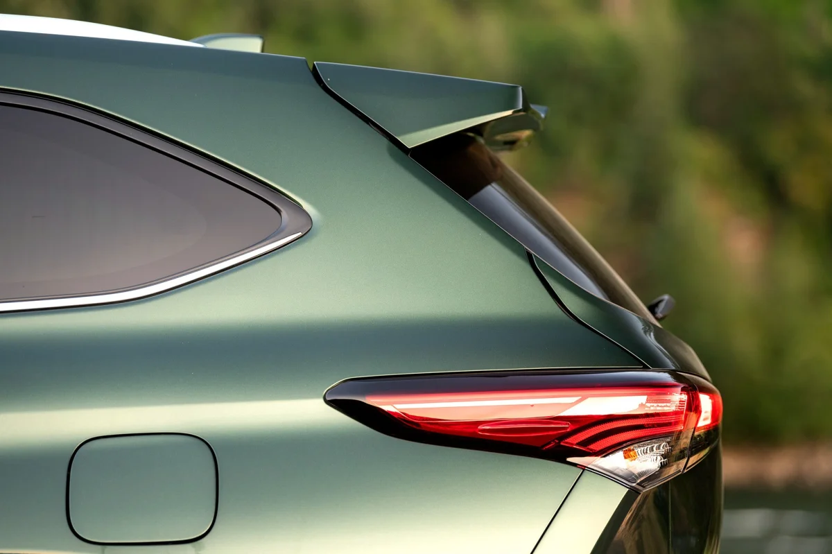 https-cars-dms-usnews-com-static-uploads-images-auto-custom-15134-original-2023-toyota-highlander-tail-light-2